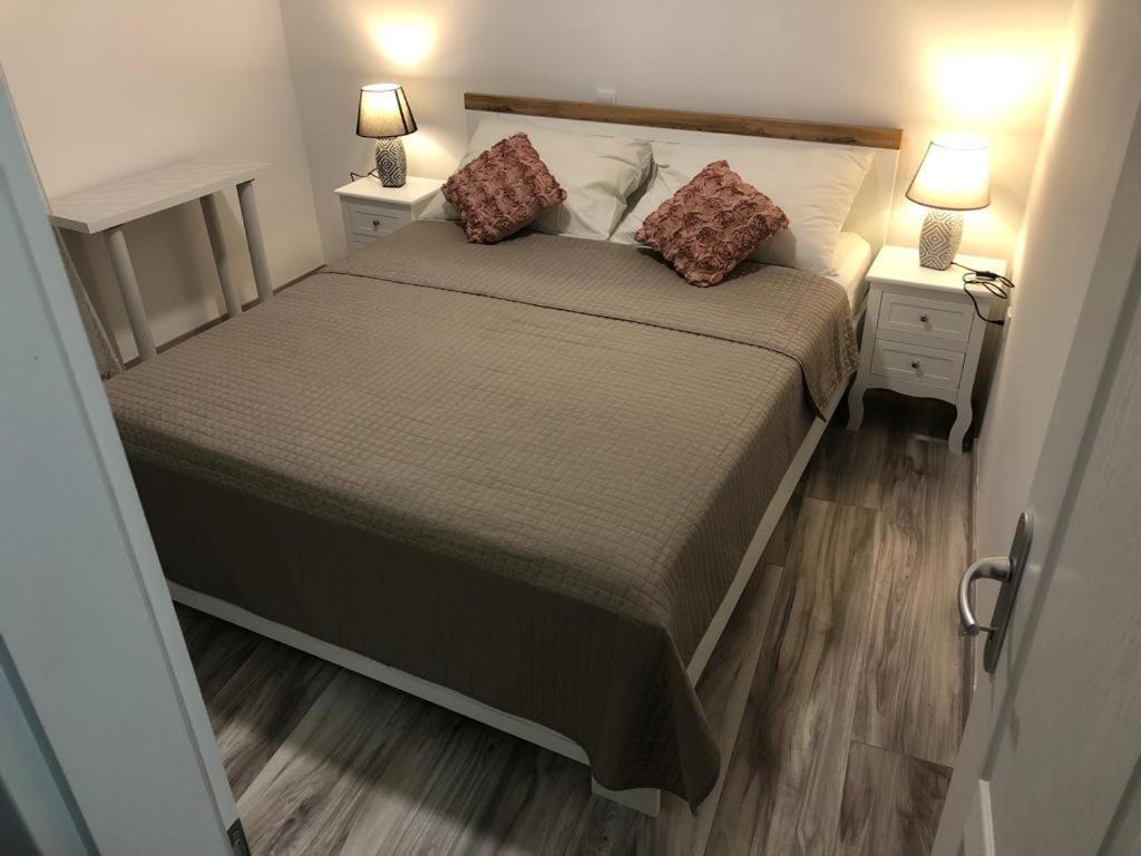 Rooms And Apartments Emily สปลิท ภายนอก รูปภาพ