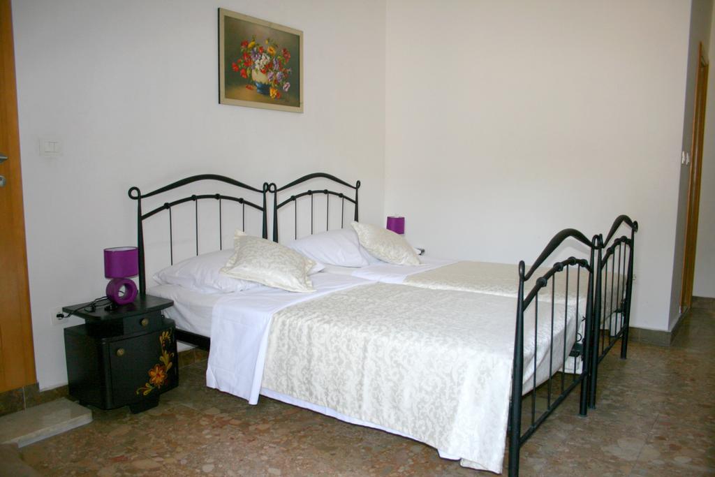 Rooms And Apartments Emily สปลิท ภายนอก รูปภาพ